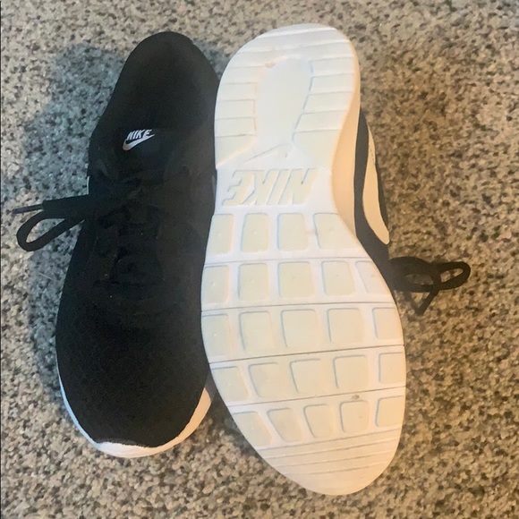 Girls Nike tennis shoes - Picture 2 of 2